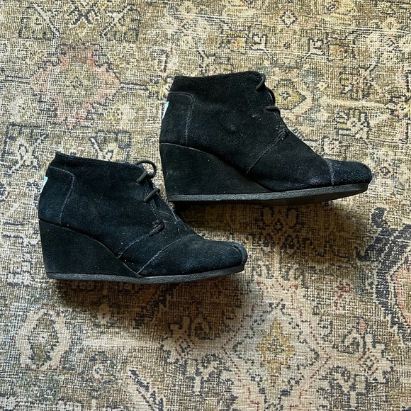 TOMS Black Suede Leather Desert Wedge Ankle Boots Bootie Women's Size 7.5 W - Picture 2 of 7